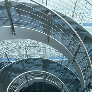 gewendelte Handläufe und Gurte