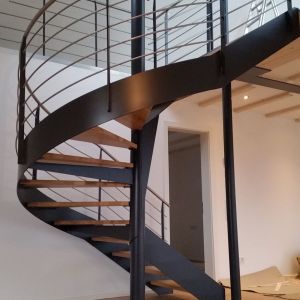 gewendelte Wange mit Handlauf und Gurten