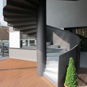 Spindeltreppe mit abgetreppter Geländerwange